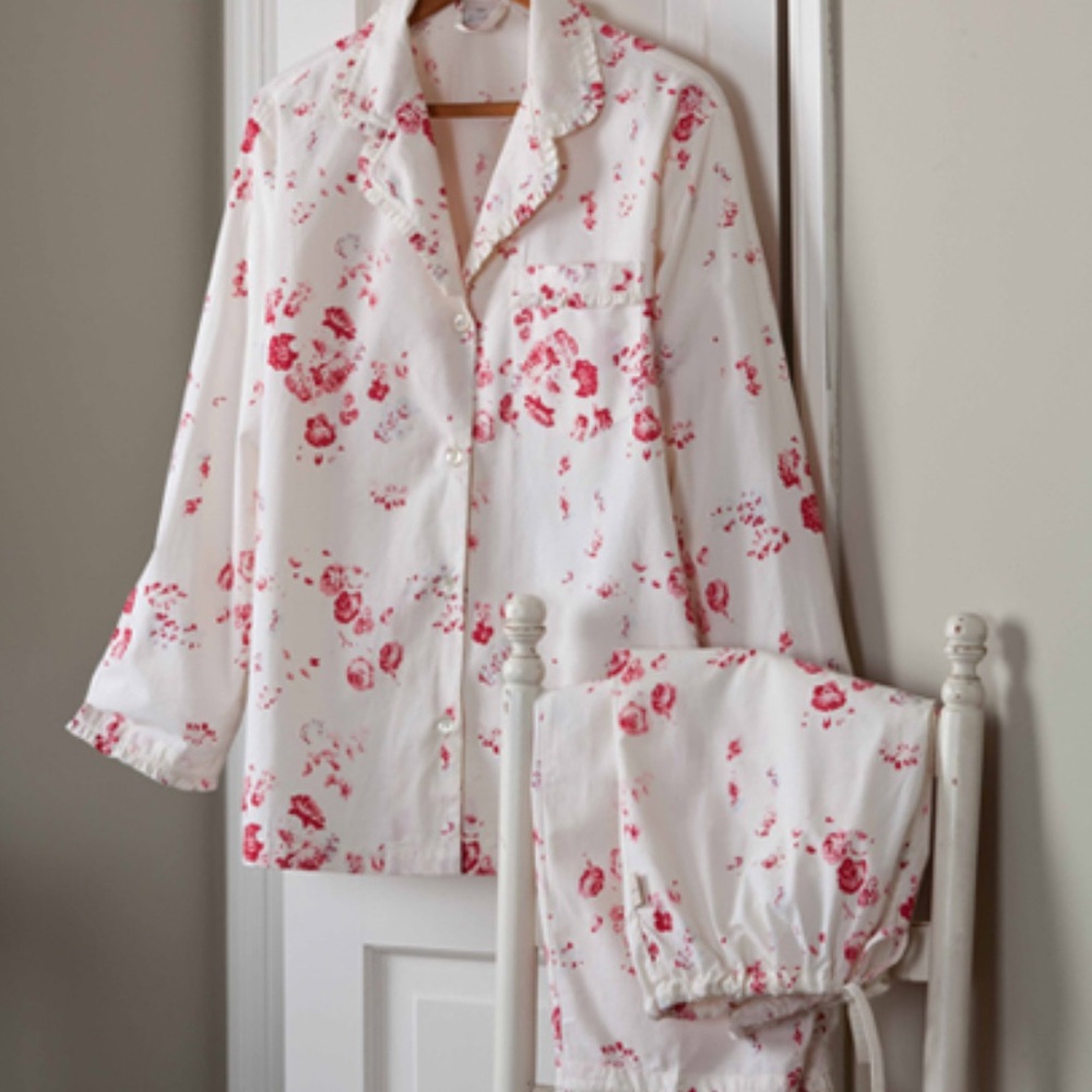 Taylor Linens Floral Pajama Set in Rose print. Size M New without tag